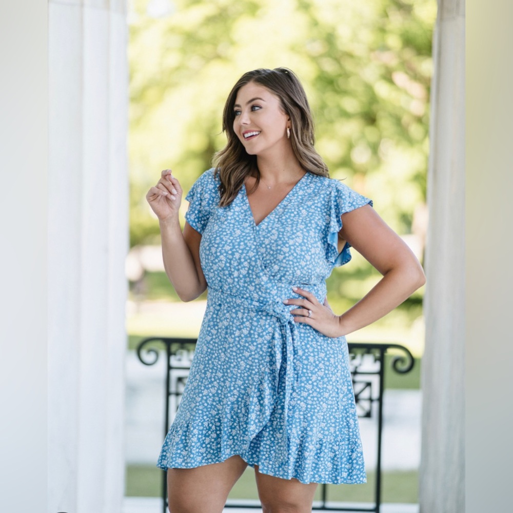 NWT Caralyn Mirand The Drop Blue Floral Wrap Dress Size Medium